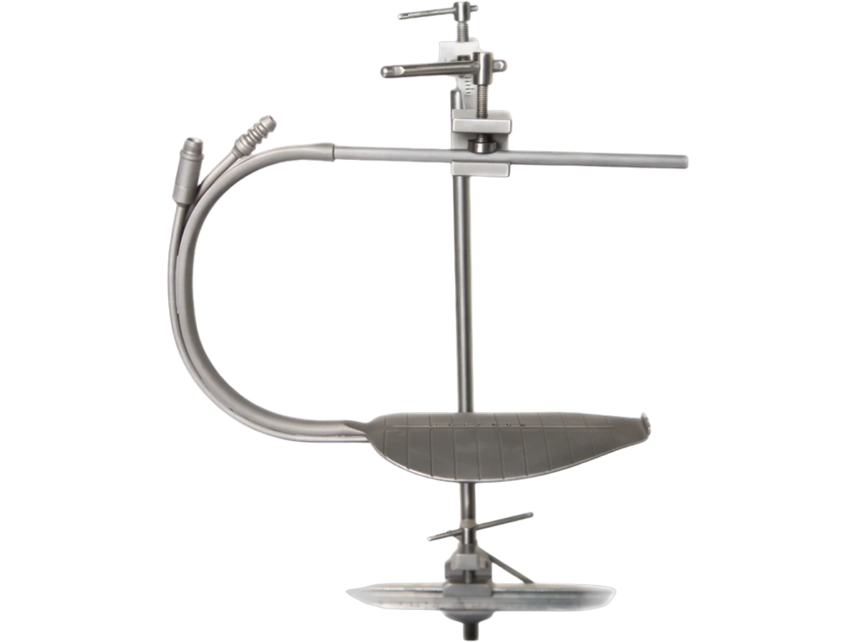Plastic surgery retractor system with curved arm, table clamp and fine tissue blade